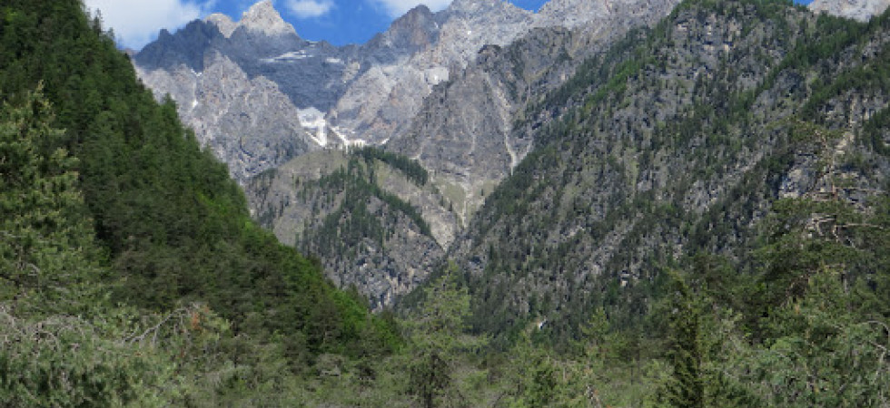 Militare perde l'equilibrio durante l'esercitazione e la bomba a mano esplode troppo vicina: feriti 5 alpini
